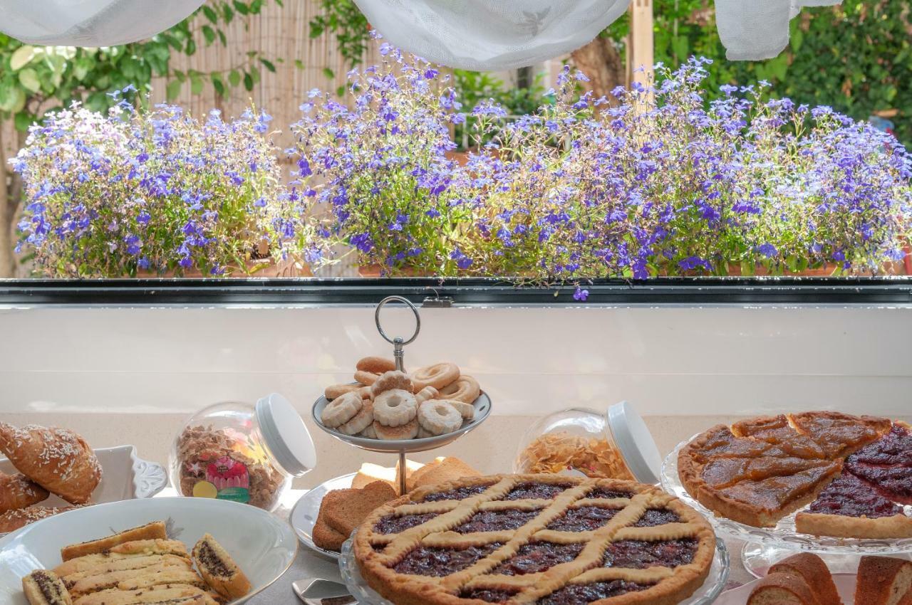 Bed and Breakfast Tre Civette Sul Como Marina di Massa Exterior foto