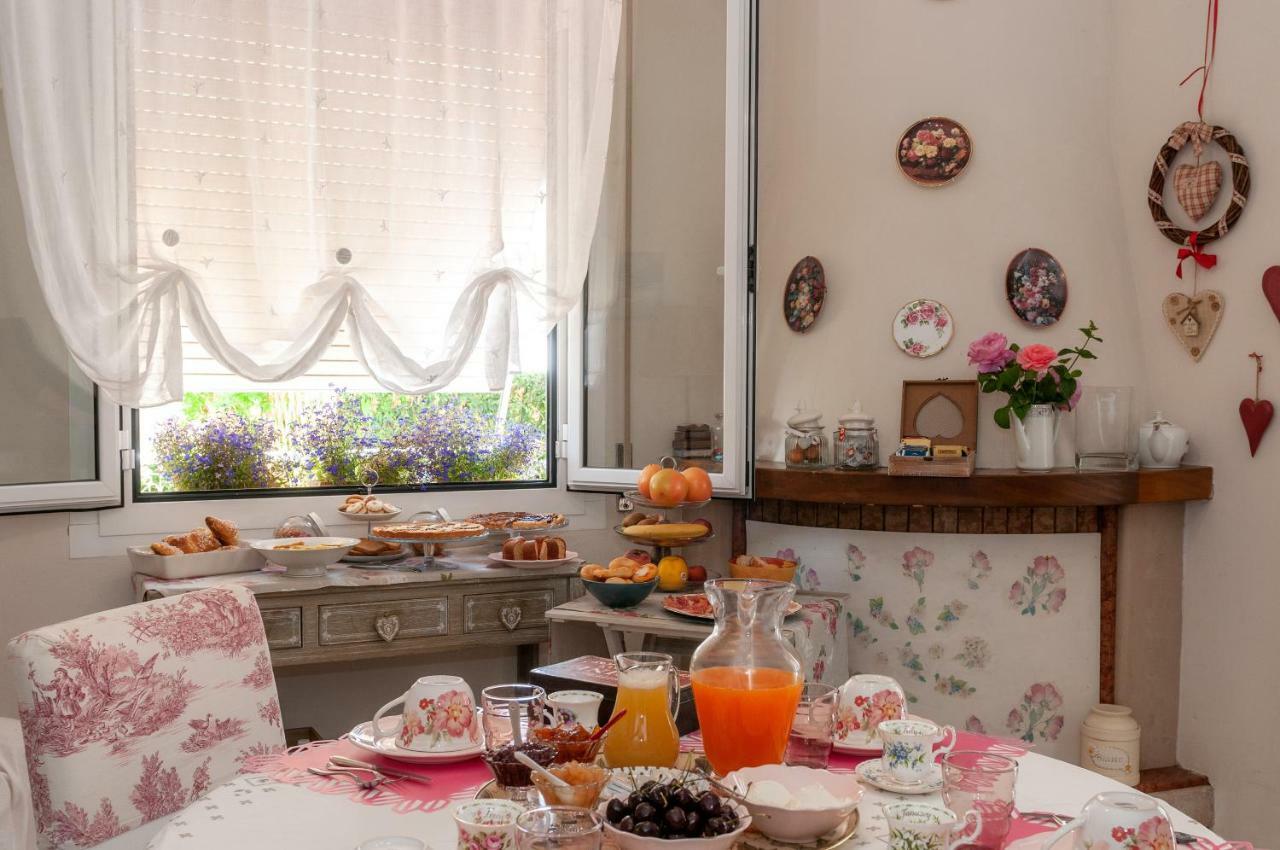 Bed and Breakfast Tre Civette Sul Como Marina di Massa Exterior foto