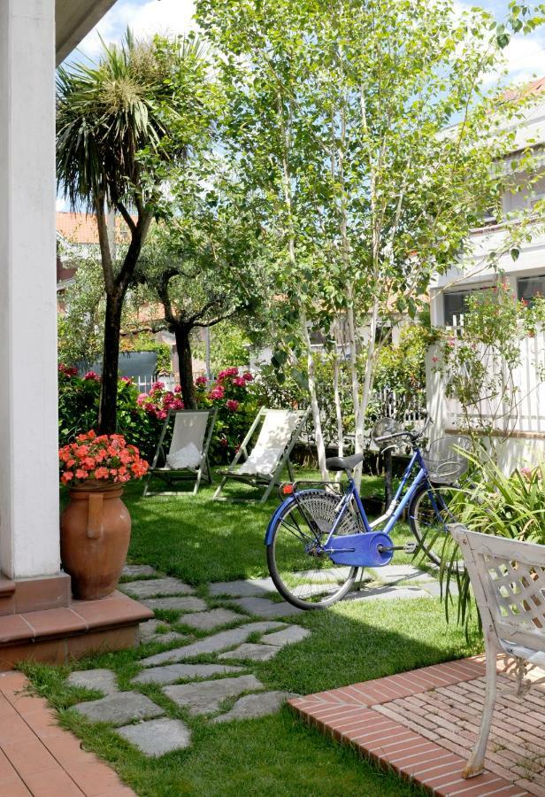 Bed and Breakfast Tre Civette Sul Como Marina di Massa Exterior foto