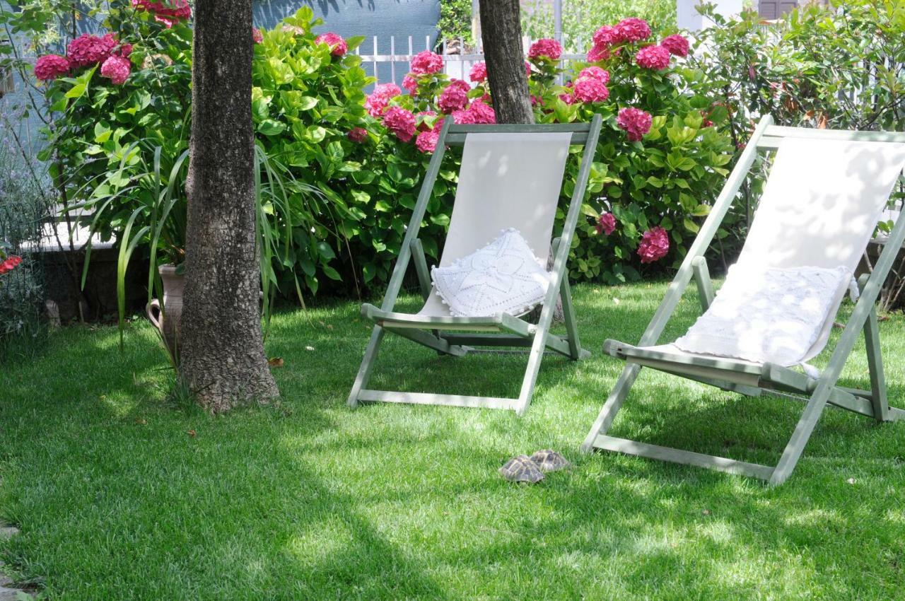 Bed and Breakfast Tre Civette Sul Como Marina di Massa Exterior foto
