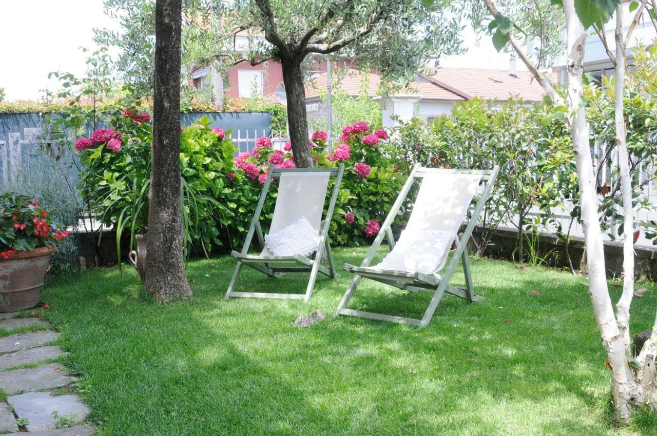 Bed and Breakfast Tre Civette Sul Como Marina di Massa Exterior foto