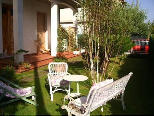 Bed and Breakfast Tre Civette Sul Como Marina di Massa Exterior foto