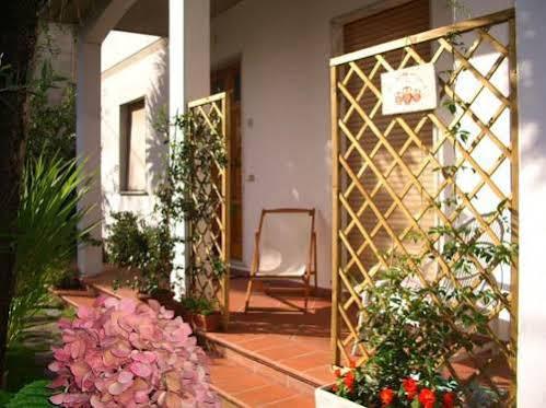 Bed and Breakfast Tre Civette Sul Como Marina di Massa Exterior foto
